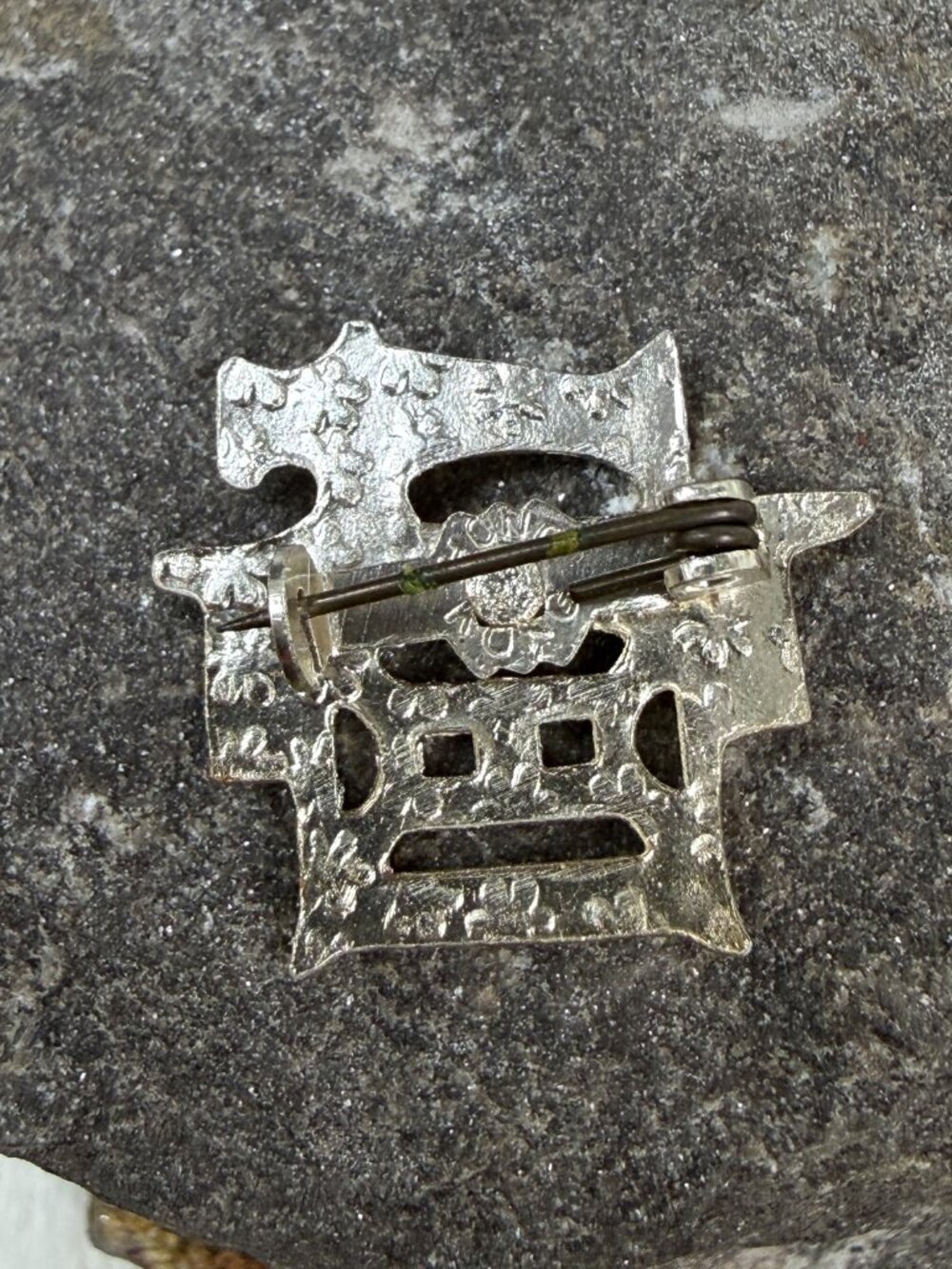 Vintage Silver Tone Sewing Machine Pin C Clasp 1" X 1" - Picture 4 of 6